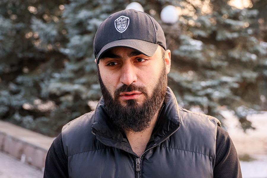 Михаил Метцель / ТАСС📷Командир добровольческого батальона «Арбат» Айк Гаспарян перед началом церемонии прощания с Арменом Саркисяном, 6 февраля 2025 года