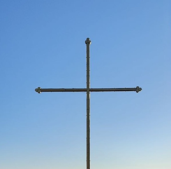 Крест на берегу озера. Грузия 