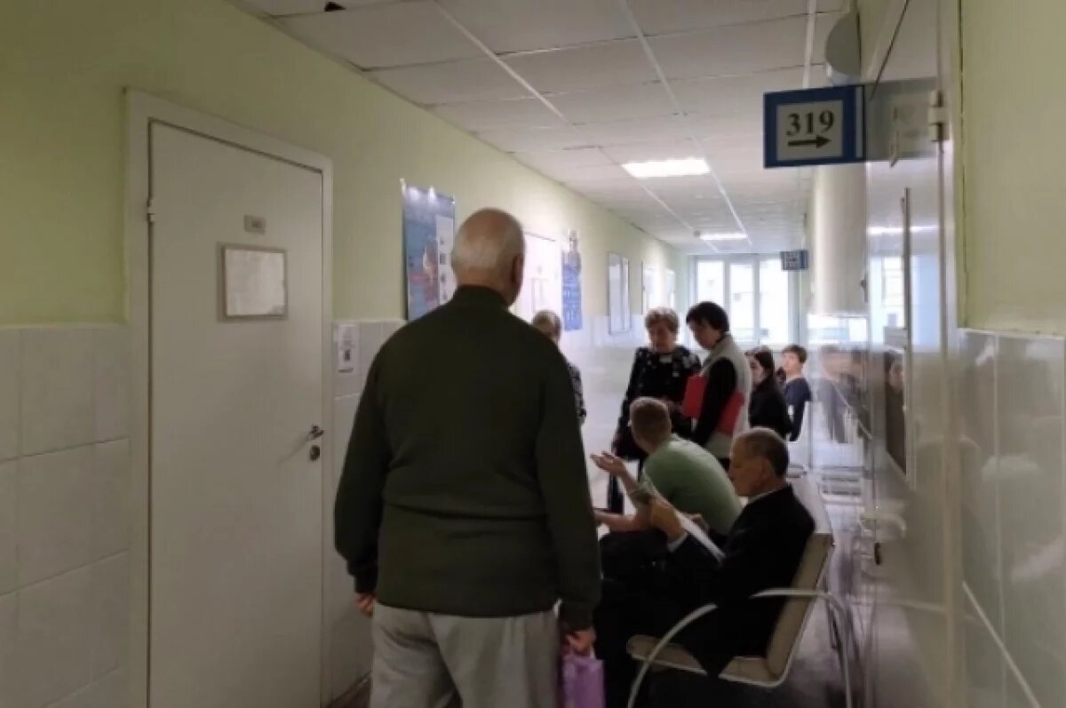    В Стрелецкой поликлинике под Белгородом люди стоят в очереди целый день