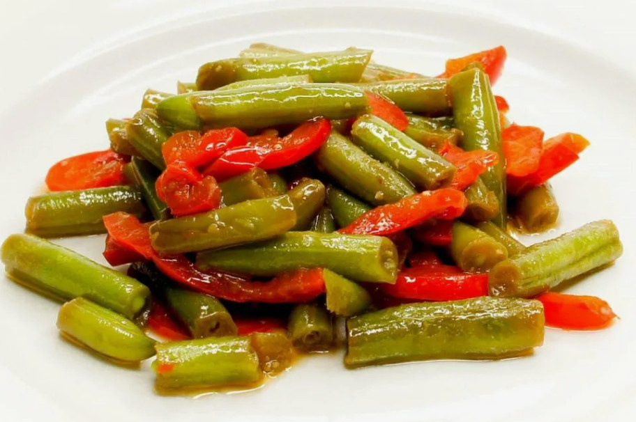 Приготовленная стручковая фасоль с сладким перцем