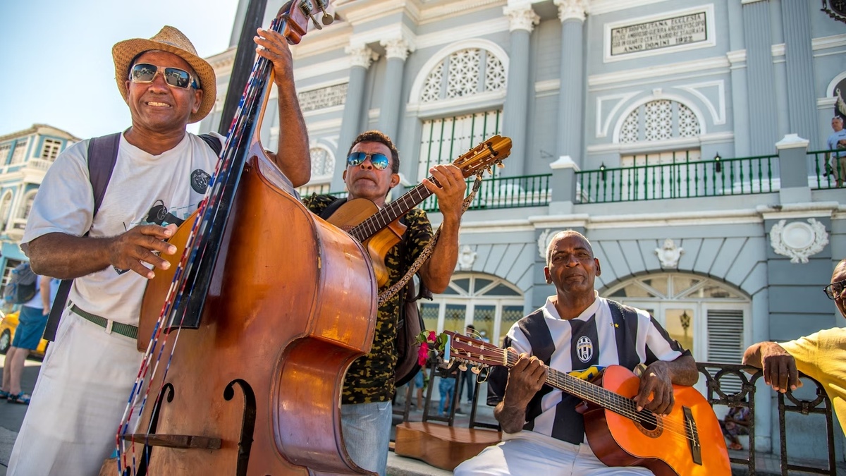 Послушайте живую музыку в Сантьяго, насладитесь пляжным отдыхом или прогуляйтесь по городским площадям в идеальное время для вашего визита на Кубу.