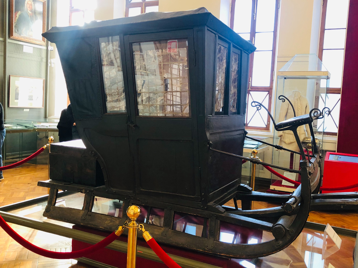 Зимний возок Петра I. Россия, конец 17 - начало 18 века. Дерево, железо, слюда, кожа, сукно, конский волос. 