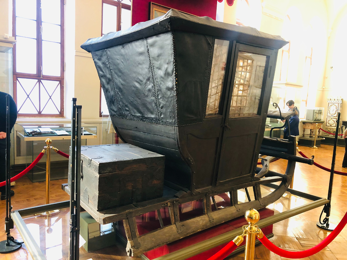 Зимний возок Петра I. Россия, конец 17 - начало 18 века. Дерево, железо, слюда, кожа, сукно, конский волос. 