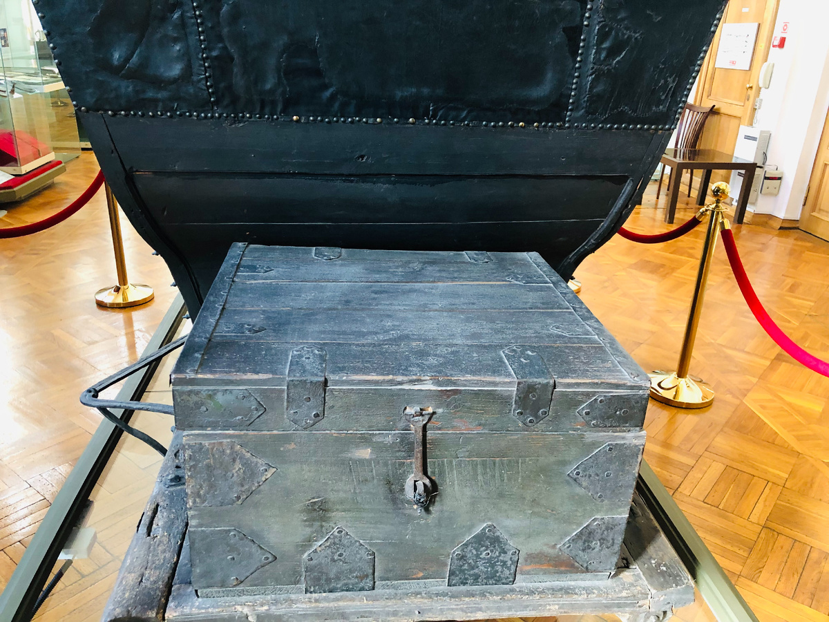 Зимний возок Петра I. Россия, конец 17 - начало 18 века. Дерево, железо, слюда, кожа, сукно, конский волос. 