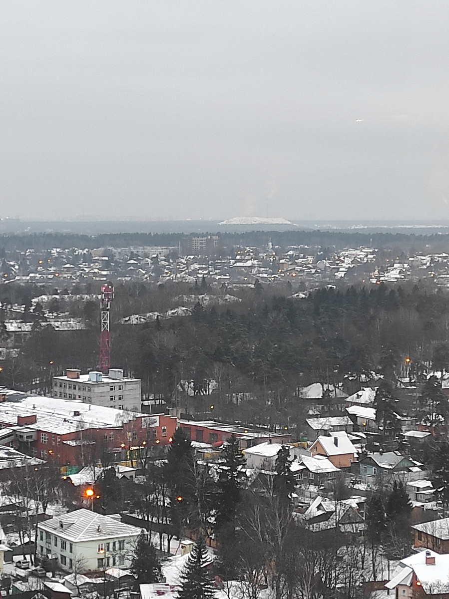 Видите белую гору на горизонте, это некогда огромный мусорный полигон