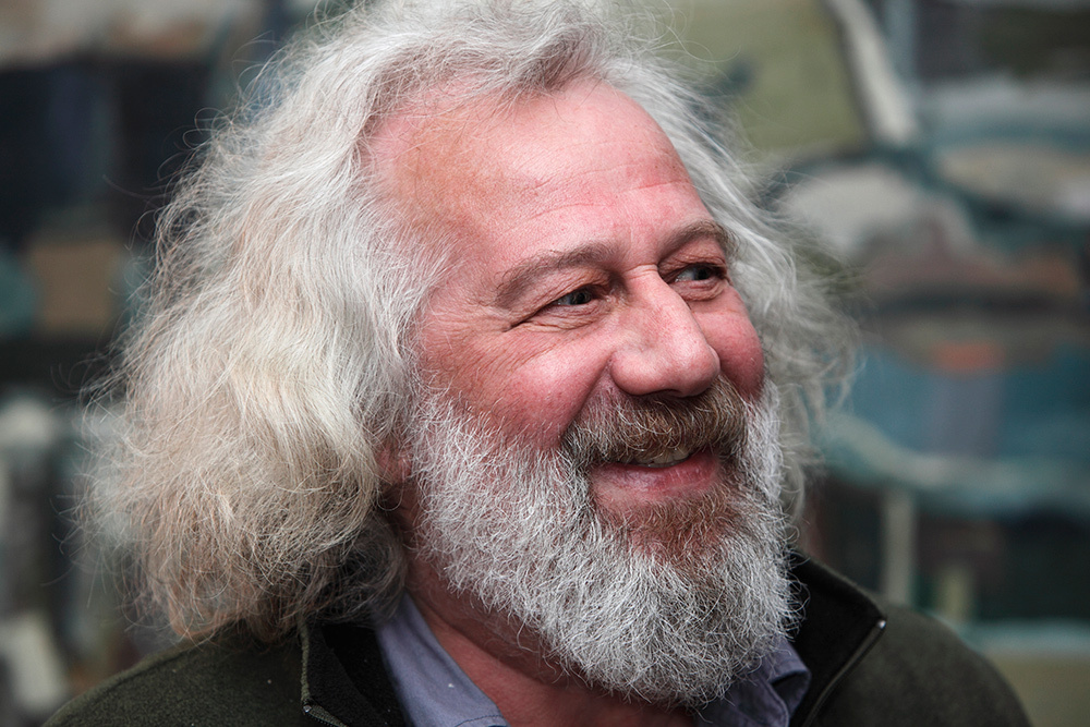 Владимир Гандельсман — поэт, прозаик, эссеист, переводчик англо-американской поэзии. Родился в Ленинграде в 1948 г. Окончил электротехнический институт. Автор многочисленных публикаций в журналах «Знамя», «Новый мир», «Звезда», «Интерпоэзия» и др. Лауреат «Русской премии» (2008) и премии журнала «Интерпоэзия» (2014). Более 20 сборников стихов и записных книжек «Чередования» (СПб., 2000). С 1991 года живет в Нью-Йорке и Санкт-Петербурге.