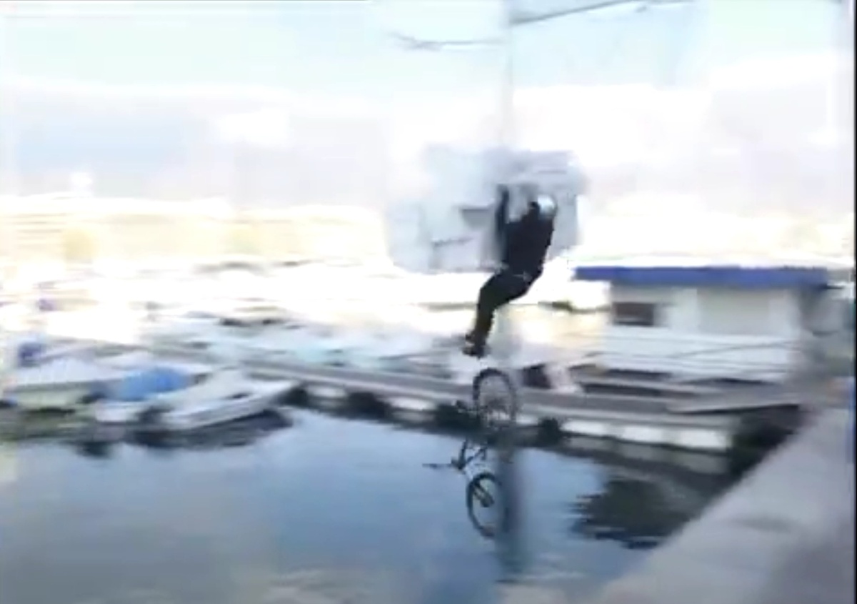 Каскадёр пытается зацепиться за сеть. 