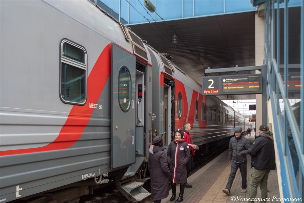 А вот и поезд подкатил