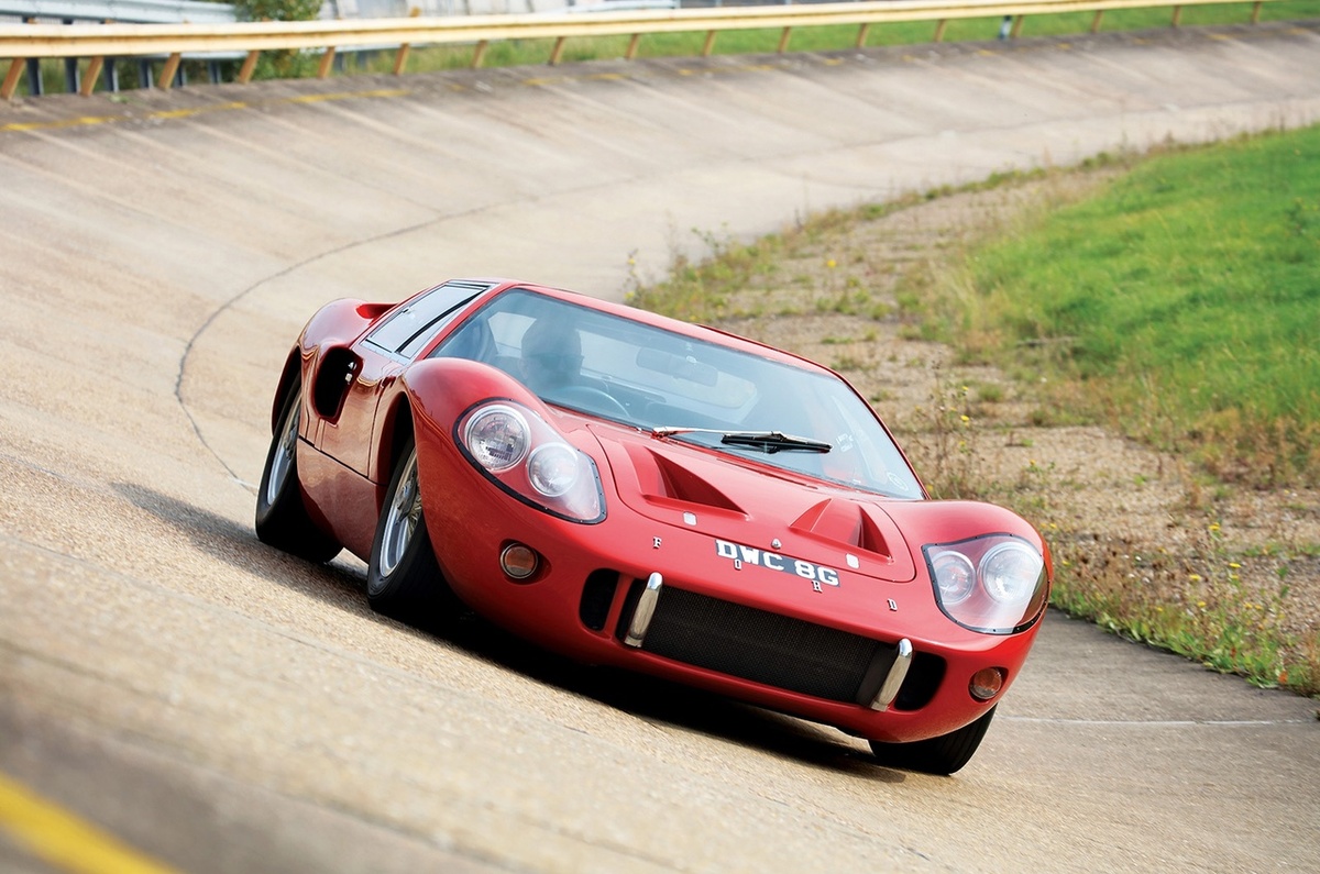 GT40 MkIII со стеклопластиковым кузовом развивает 306 л.с. при 6000 об/мин.