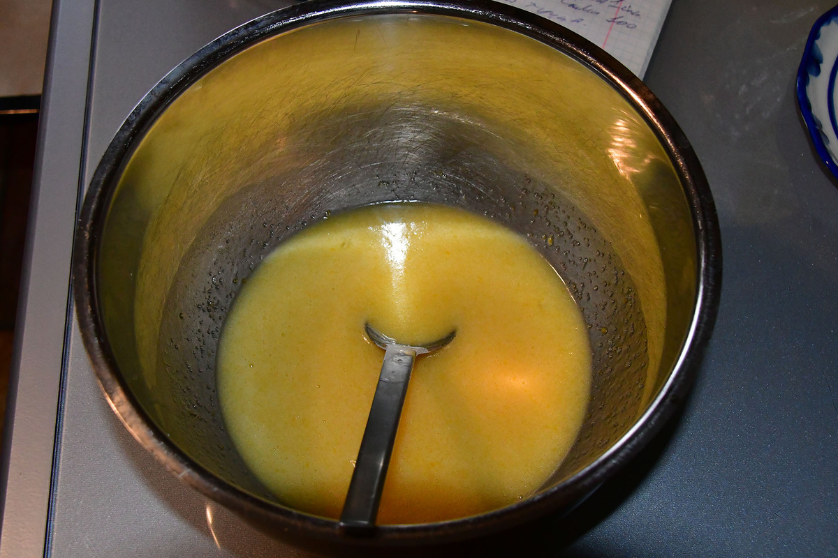 Размешиваем жидкие ингредиенты 