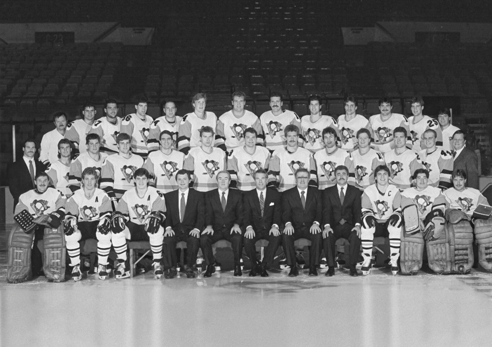  «Питтсбург Пингвинз» в сезоне 1987-88: Верхний ряд:    Стив Томас (тренер), Марк Каховски, Роже Беланже, Жок Калландер, Дуайт Матийсен, Трой Лони, Уэйн Ван-Дорп, Чарли Симмер, Крис Контос, Крис Дальквист, Джимми Манн, Норм Шмидт, Эд Ниснер (менеджер по оборудованию).    Средний ряд:    Дуг Маккенни (тренер по силовой подготовке), Дэйв Маклвейн, Джим Джонсон, Рэнди Хиллер, Вилле Сирен, Дуг Боджер, Род Бускра, Пол Коффи, Рэнди Канниуорт, Дэйв Хантер, Роб Браун, Терри Шифхауэр (Руководитель команды сервиса).    Нижний ряд:    Жиль Мелош, Дэн Куинн, Марио Лемье, Клемент Жодойн (тренер), Эд Джонстон (Генеральный Менеджер), Пол Мантра (Вице-Президент), Пьер Кример (Главный тренер), Рик Кехоу (тренер), Дэн Фроули, Стив Женетт, Пэт Риггин.