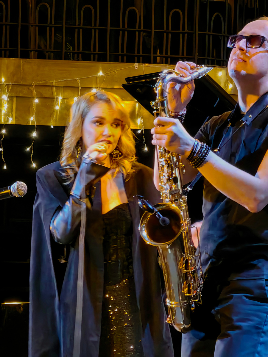 Саша была так подвижна на сцене, что все фото немного смазанные :) Зато работа с залом на высоте! 