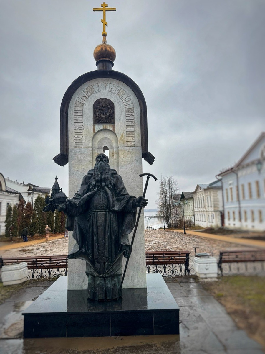 Памятник Макарию Калязинскому недалеко от набережной