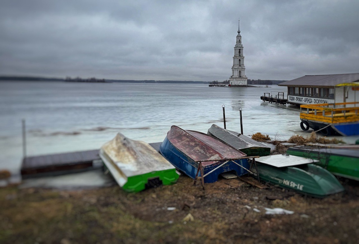 Затопленная колокольня Николаевского собора. На дне  — монастырь