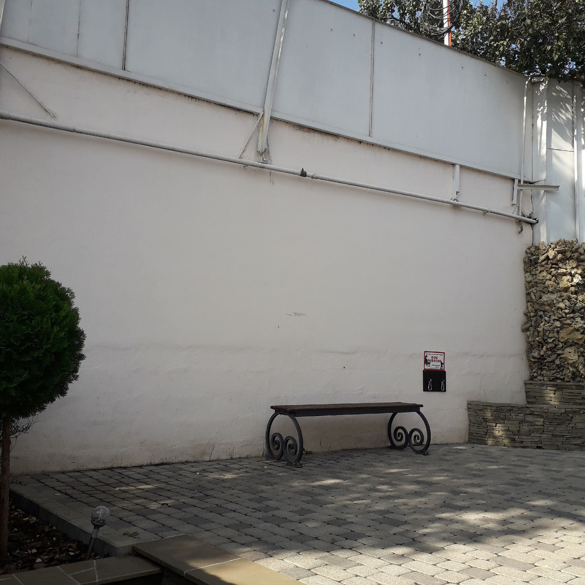 Стена до начала всех работ. Напротив стены вход в ветеринарную клинику. А, с того места откуда снимаю вход в сам двор с улицы.