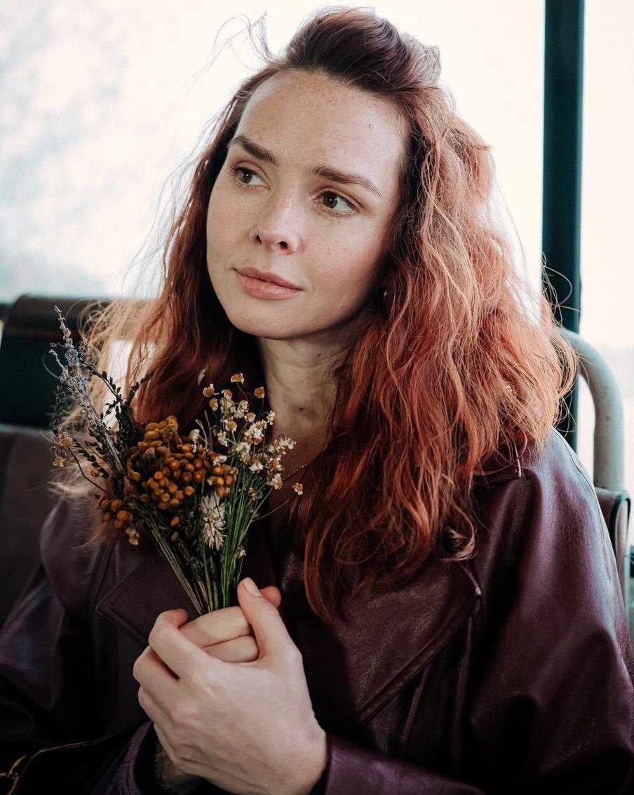 Елена Николаева в роли Нины в фильме "Знакомство родителей".  "НМГ Кинопрокат"