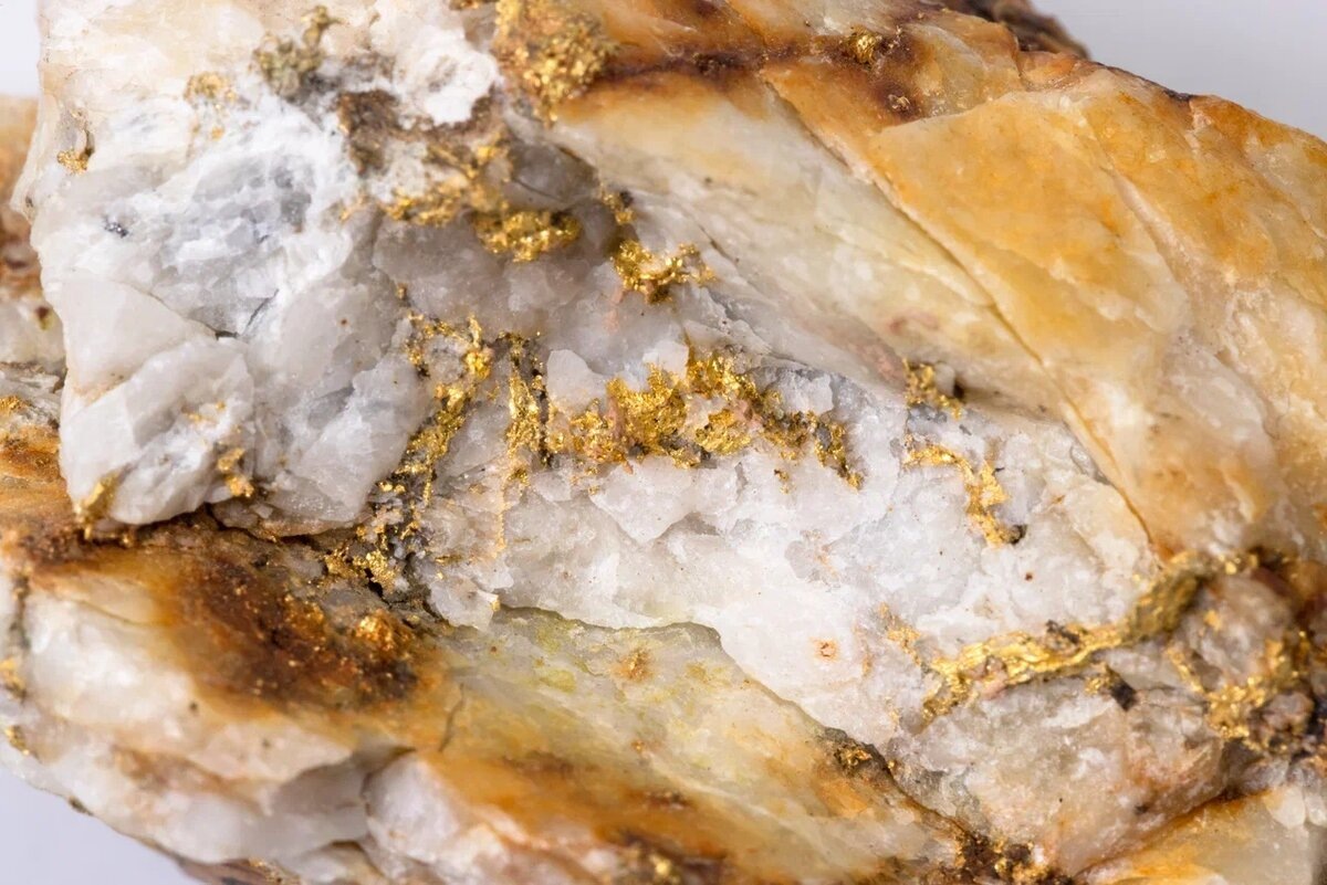 Форпост Северо-Запад/Горный музей/Зерна и дендриты золота в кварце