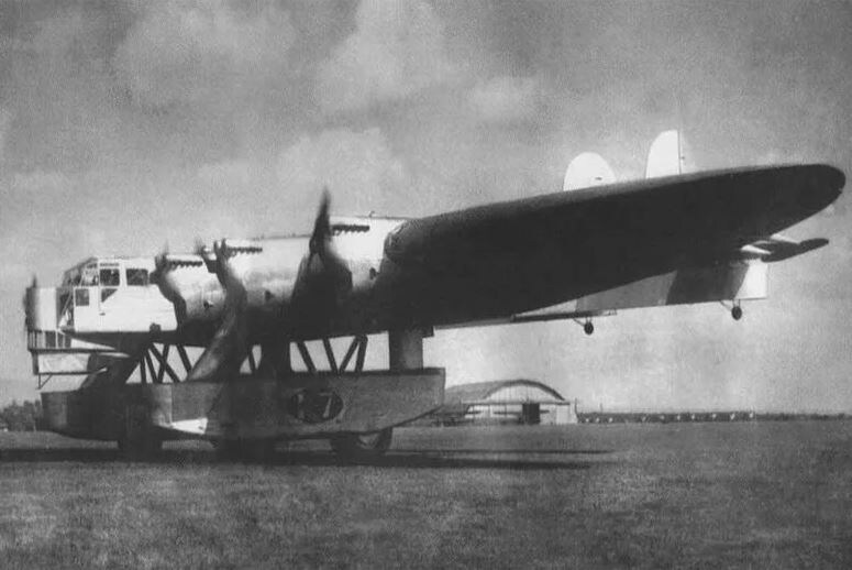 Бомбардировщик К-7 на аэродроме.