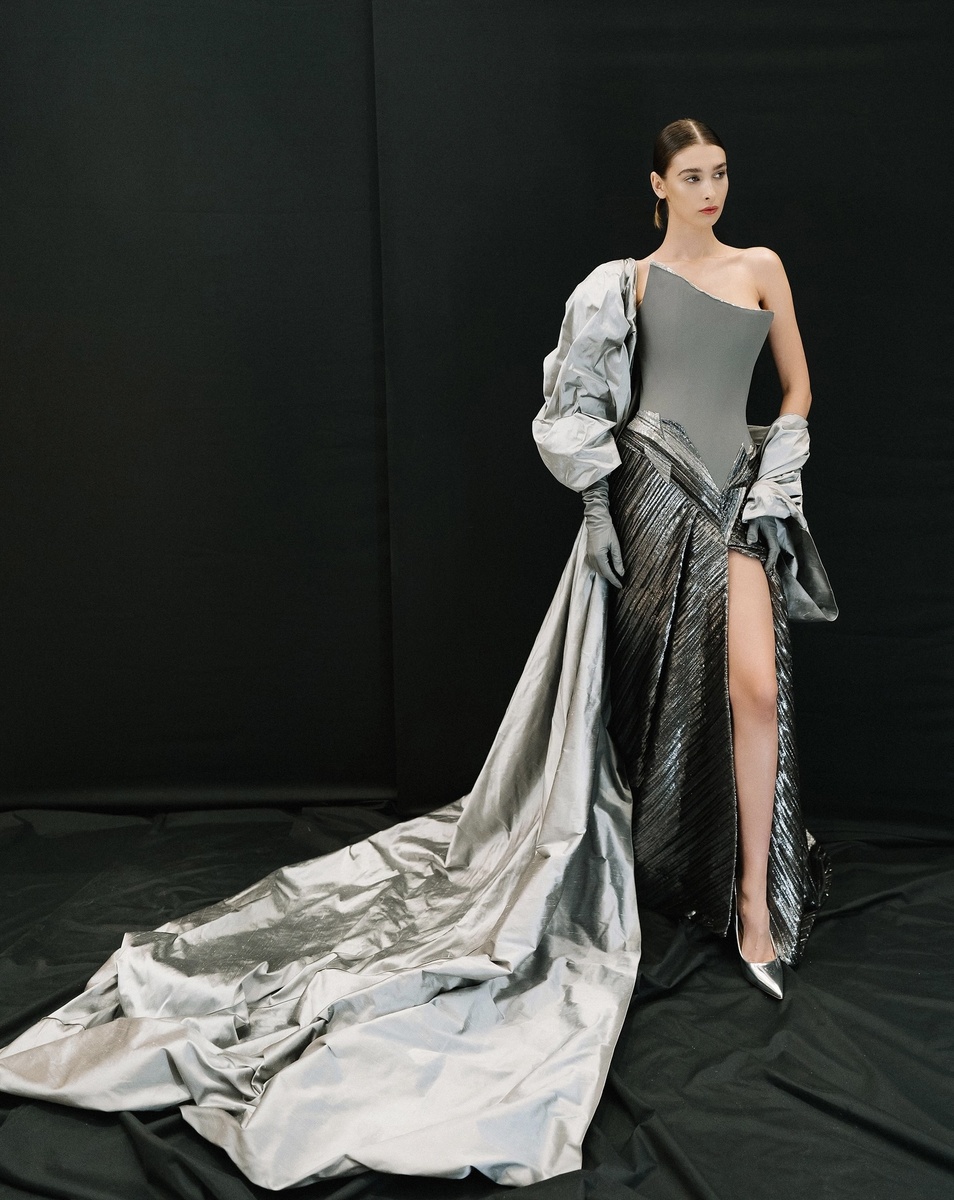 Фото с показа Valentin Yudashkin Haute Couture 2025 в Дубае. Фото: marieclaire. 