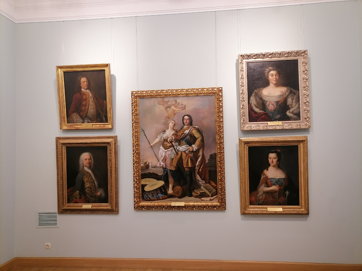 В центре "Пётр I и Минерва". Автор - Я. Амикони, 1730-е годы.