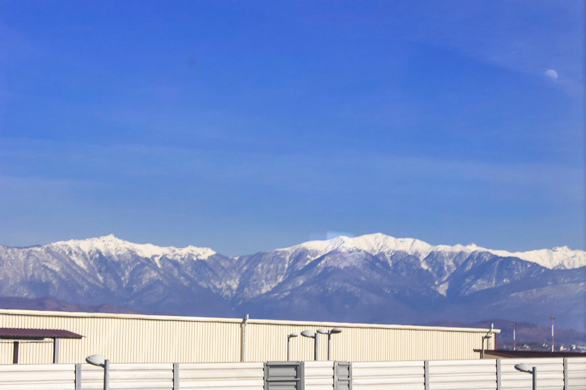 Горы запада Абхазии — хребет Тепе-Баше. Вид из окна «Ласточки», Адлер.