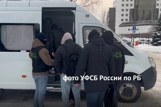    Зачем студенты из Уфы сожгли флаг Российской империи?