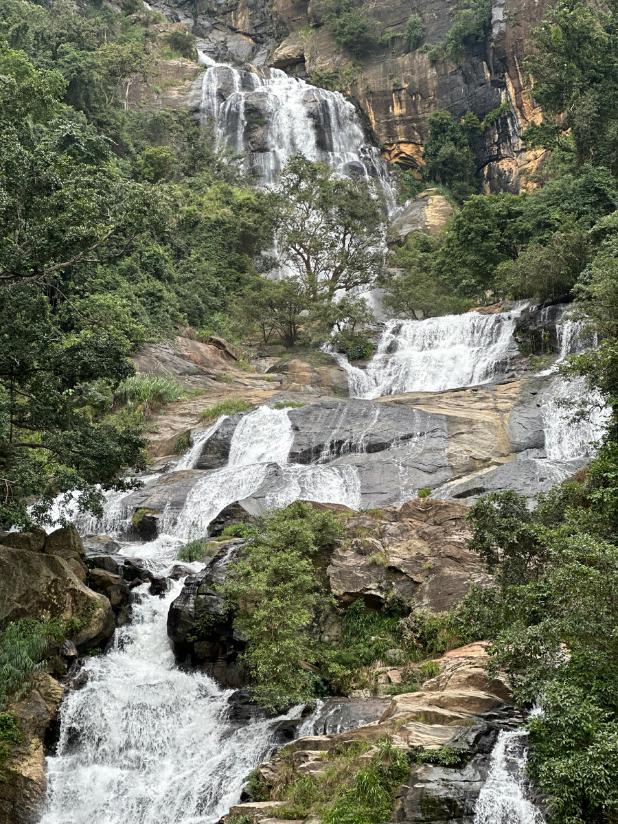Вот он, водопад! Один из самых красивых на Шри-Ланке