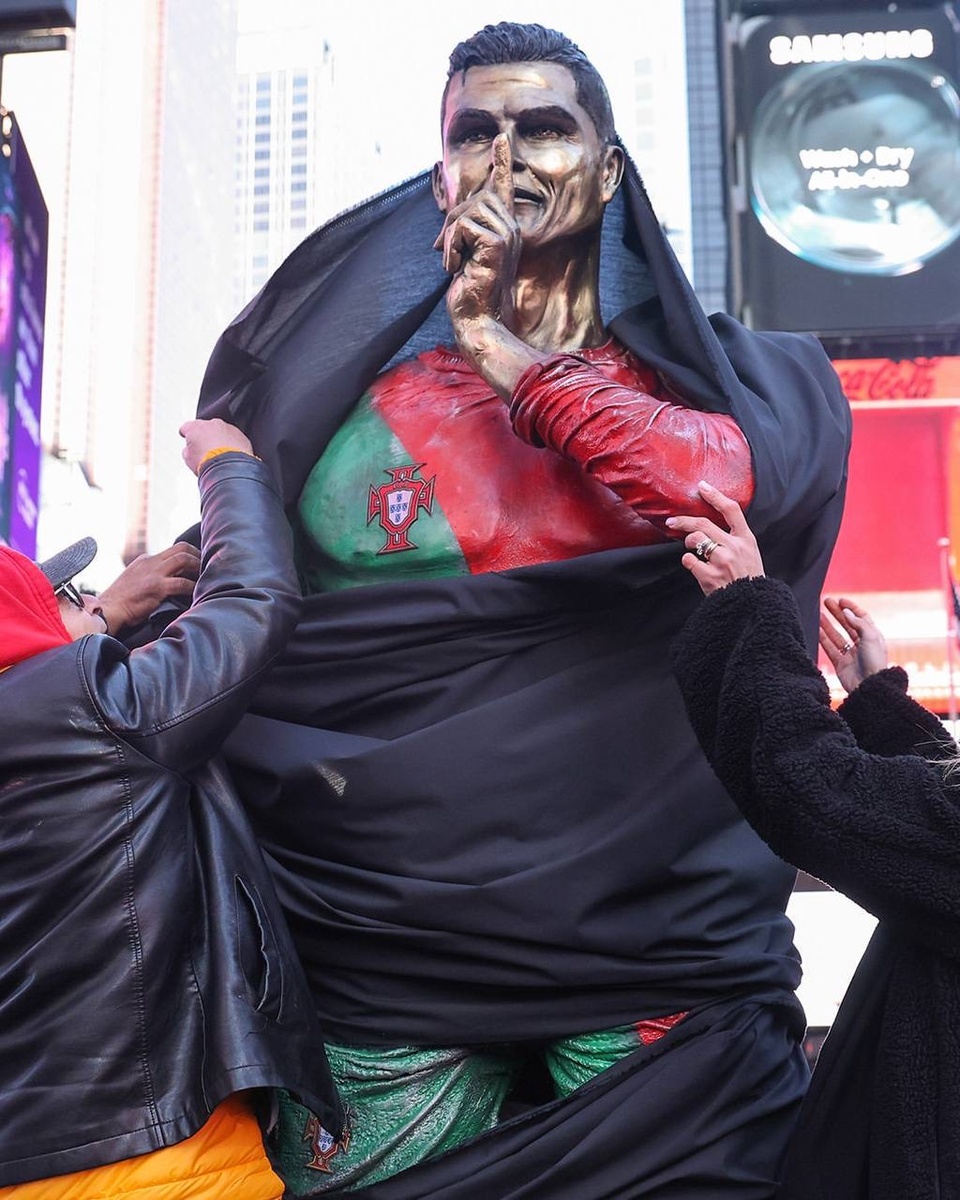 В Нью-Йорке на Таймс-сквер установили 4-метровую бронзовую статую Криштиану Роналду 