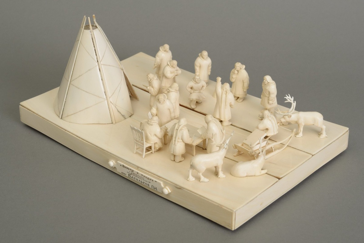     Скульптурная композиция "Выборы в тундре" Васильков П. И. Россия, г. Тобольск, 1947 год Артель "Коопэкспорт" Кость мамонтовая, дерево, резьба, гравировка / Всероссийский музей декоративного искусства