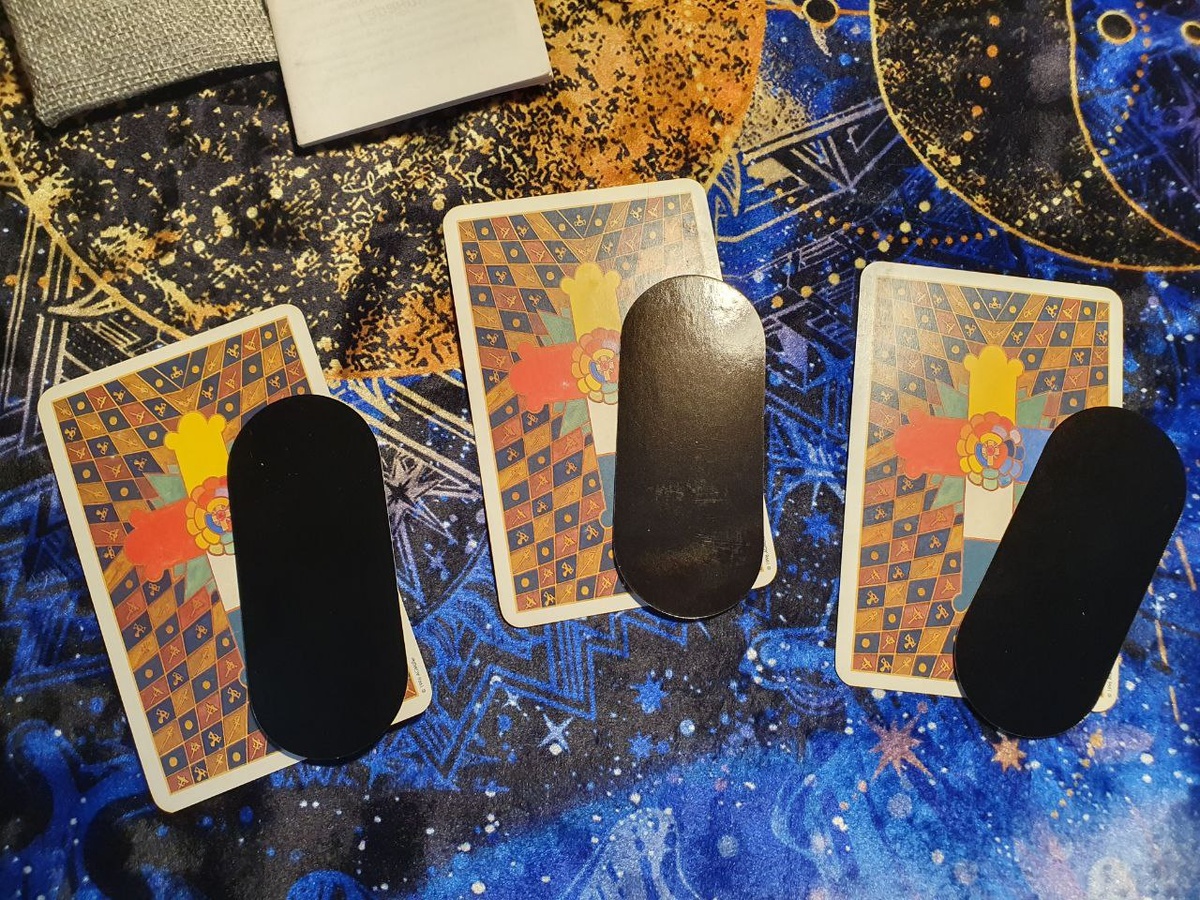 Выбирайте одну пару карт и читайте послания ниже