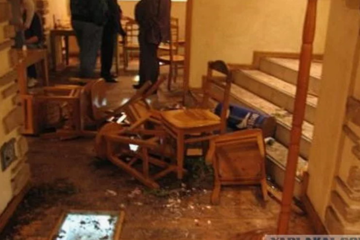 Уголовная ответственность за разгром кафе или ресторана может быть предусмотрена статьёй 213 УК РФ «Хулиганство».