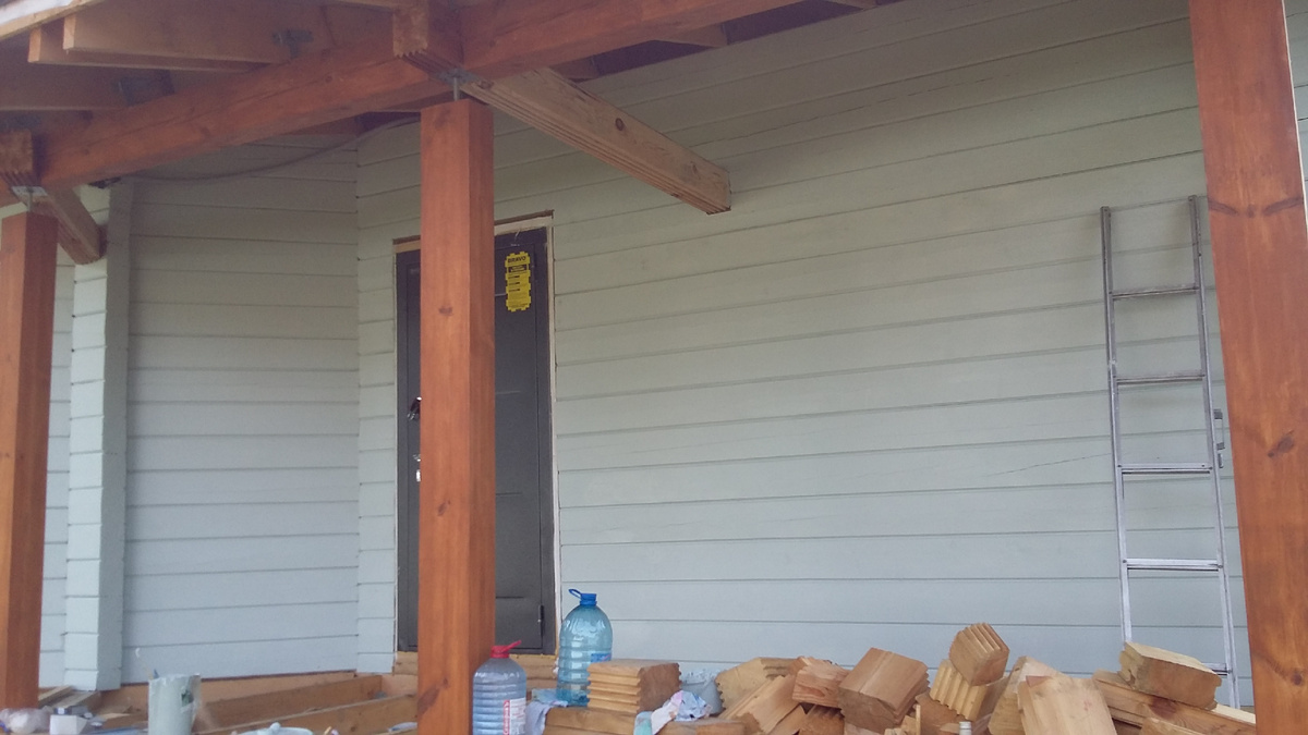 Та самая дверь. Она была не предназначена для установки на улице и за 7 лет начала облезать. Придется ее перекрашивать.