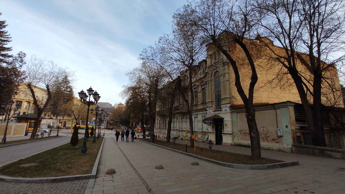 Травы в Кисловодске пока нет, листьев на деревьях тоже. Фото: Кирилл Полиенко/Polienko: путешествуем вдвоём