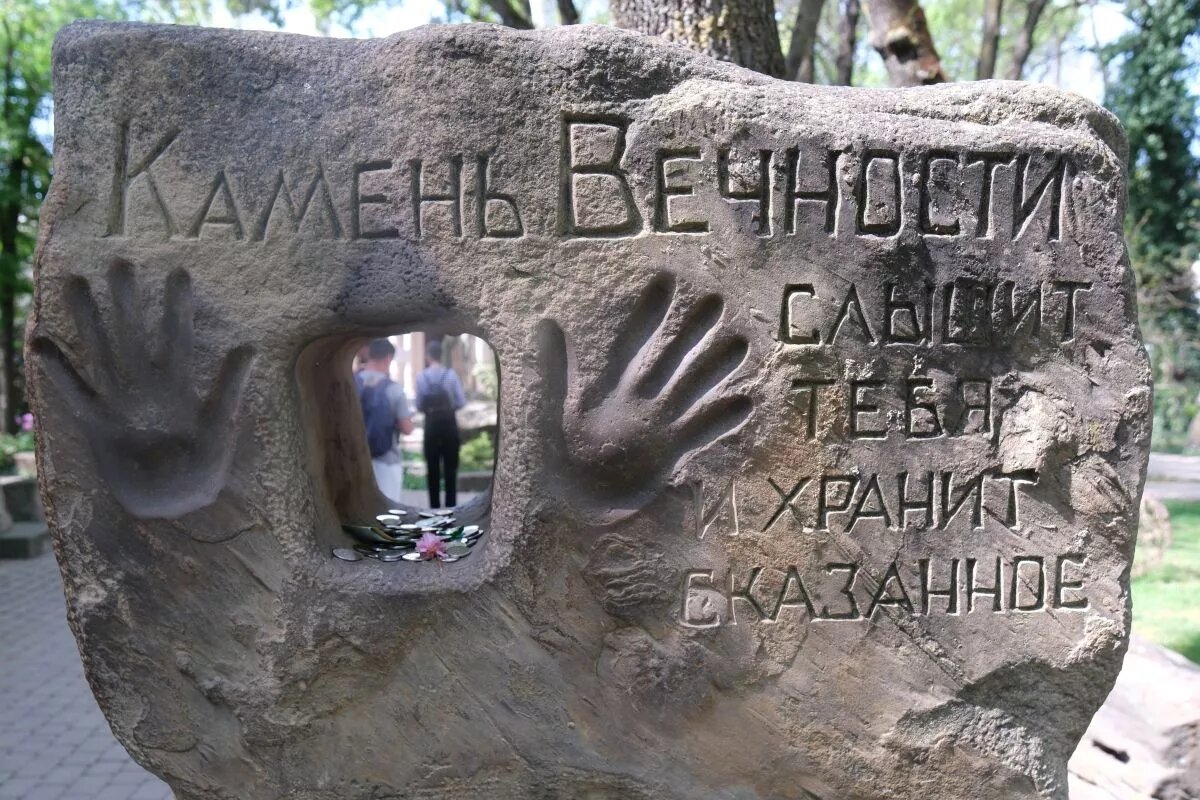 В селе Кабардинка под Геленджиком есть «Камень вечности», с помощью которого туристы могут продлить свои прекрасные мгновения.
Фото: Михаил Ступин