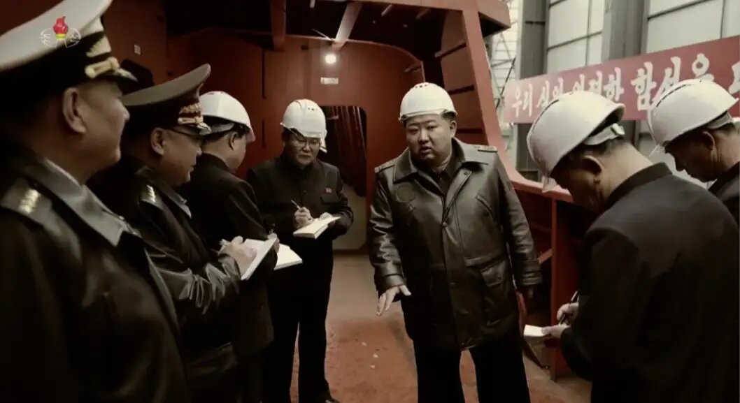    Ким Чен Ын осматривает строящийся корабль. © KCTV