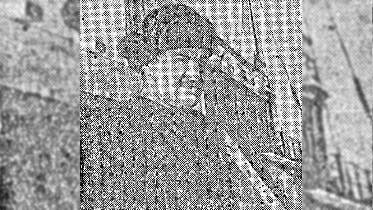 Е. Ф. ЖДАНКИН, плотник-стахановец Сахгосрыбтреста, выполняющий норму на судоремонте на 212 процентов.
Фото Г. ТРАСКОВСКОГО.