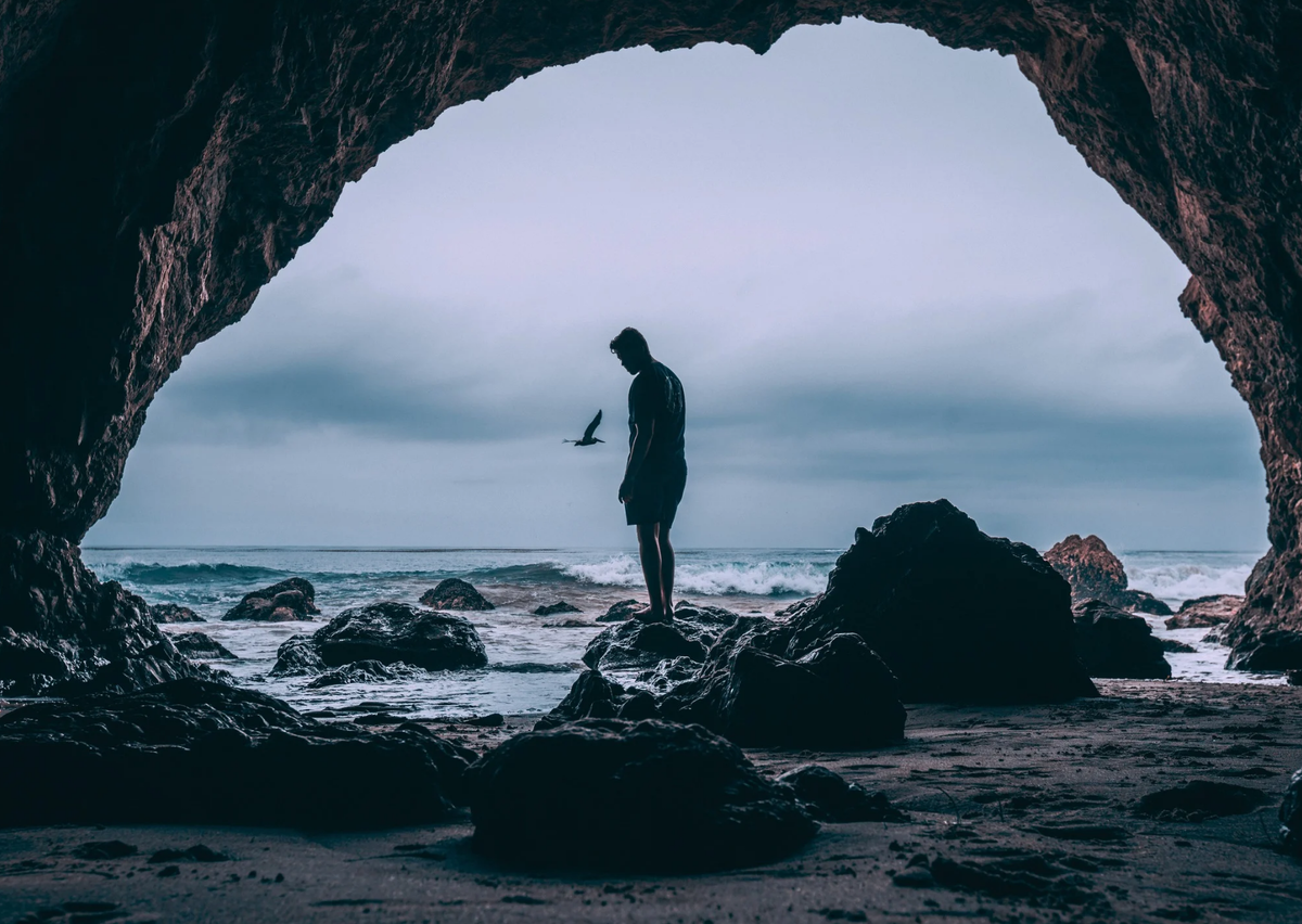 Твоё сердце — не крепость для пленников, а маяк для тех, кто ищет берег. 