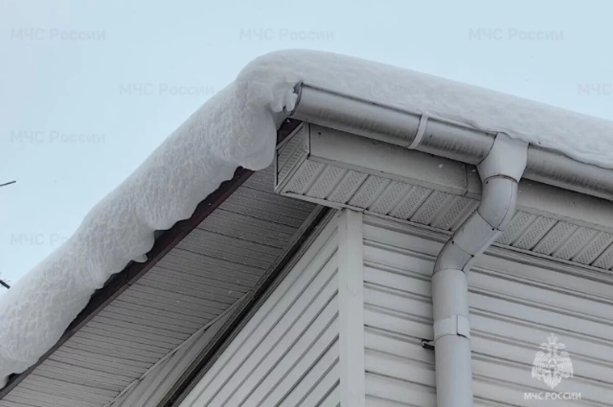    Снегопад добавил риска — МЧС предупредило о сходе снега с крыш