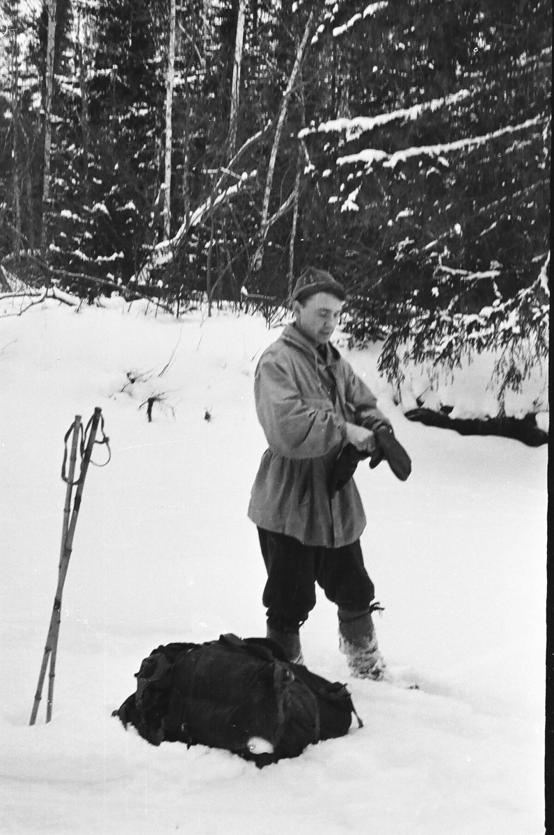 Рустем носил шапочку на затылке. Когда его нашли, она была там же. Если бы в ту ночь был ураган, шапочку сдуло бы. Из открытого доступа.