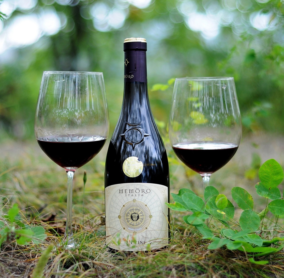 Смотрите, как органично смотрится в осеннем лесу. А по левому бокалу бегут ножки.