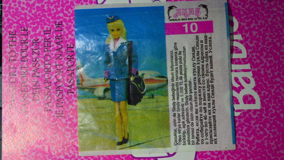 Dolls.myhobby: вкладыш жевательной резинки AKAS. №10 Синди стюардесса.