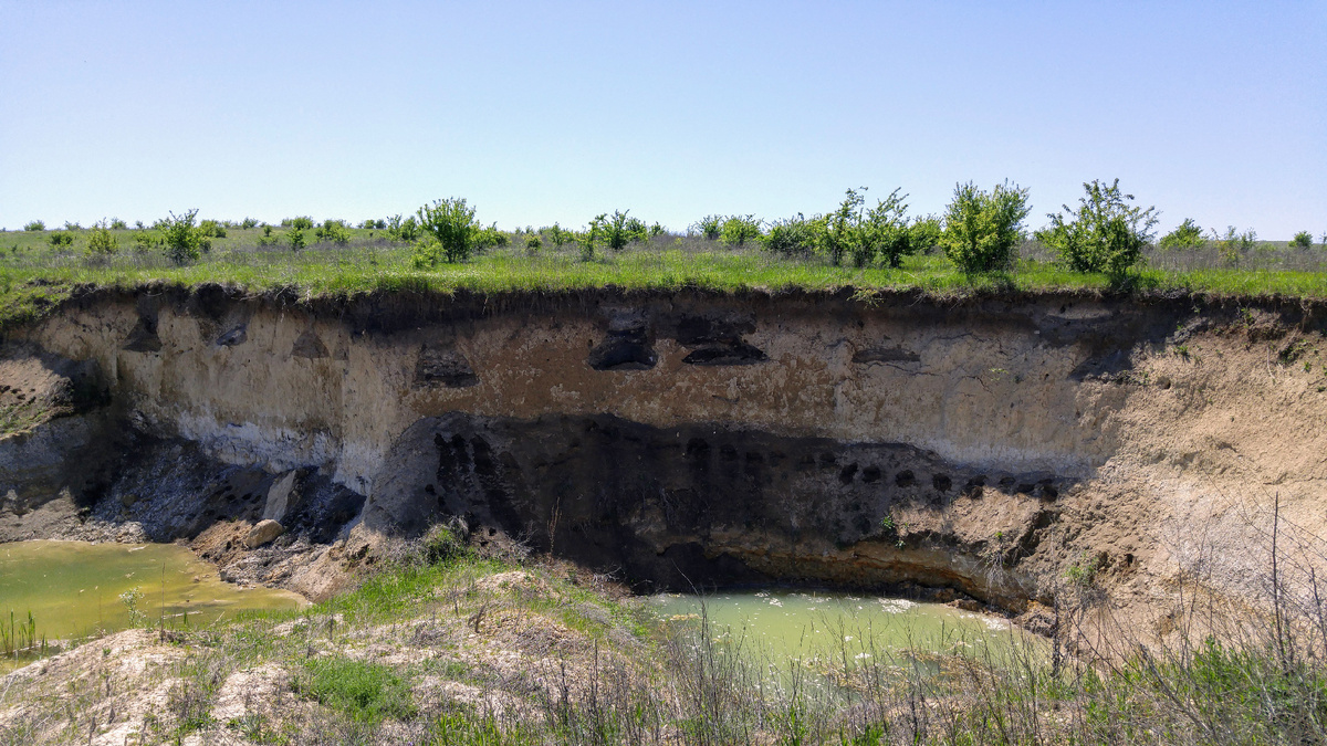 Погребения в виде треугольников.