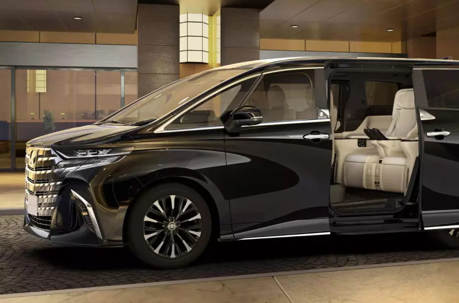Toyota Alphard и Vellfire 
Спустя полтора года после дебюта новое поколение минивэнов стало доступно в роскошных четырехместных версиях: после 2025 года покупателям не придется приобретать более дорогой Lexus LM.
© Toyota