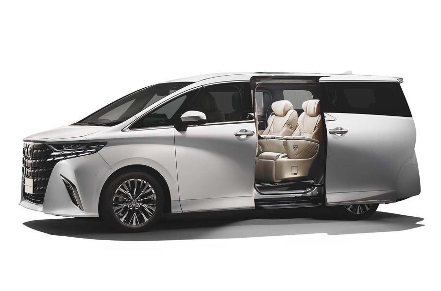 Сиденья третьего ряда нет, а в задней части салона есть оттоманка с широкими возможностями электрорегулировки, вентиляции и массажа.
© Toyota