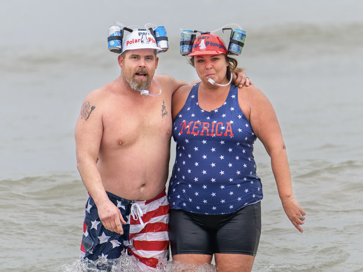 Изобретение ради комфорта. Купаться с банкой газировки - круть!