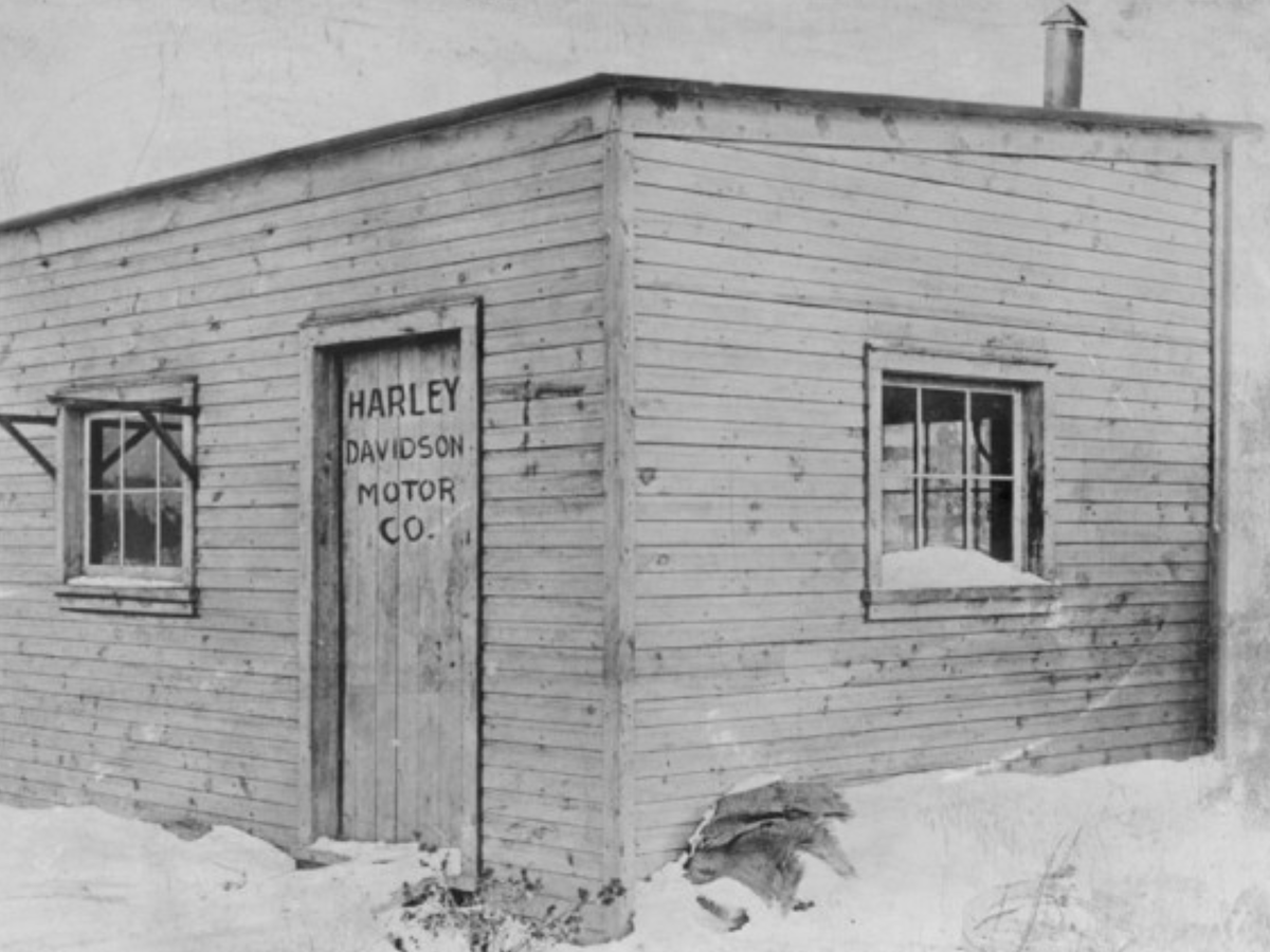 Деревянный сарай, в котором появился первый Харлей. Ныне легендарный