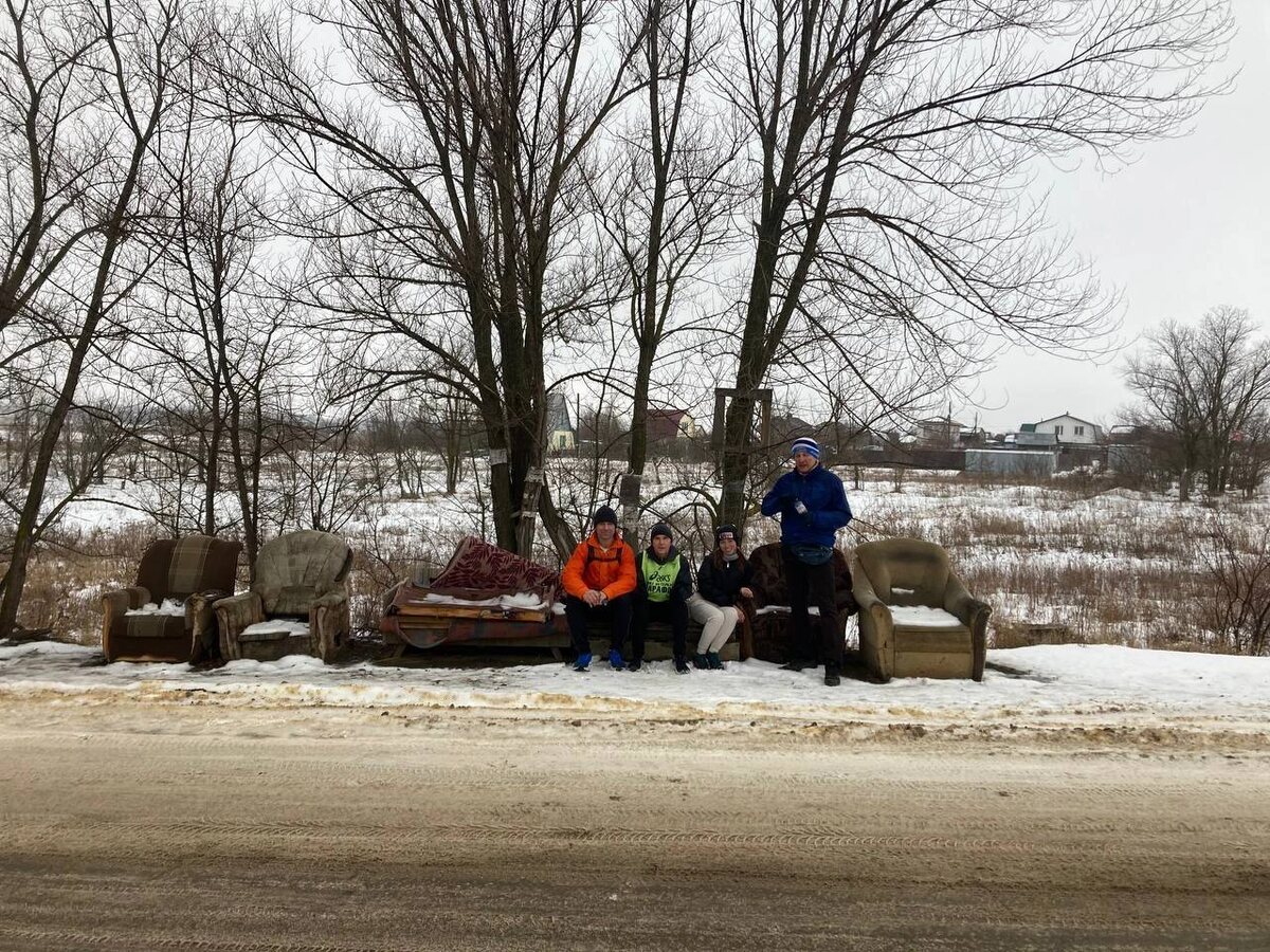 все удобства на пробеге - даже диванчики поставили 🛋 