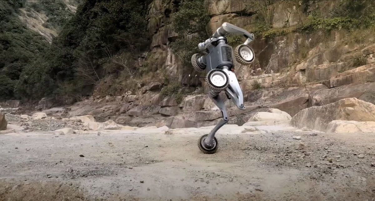 Робот-пес Lynx поворачивает колеса, чтобы исполнить несколько танцевальных па. Источник: Deep Robotics