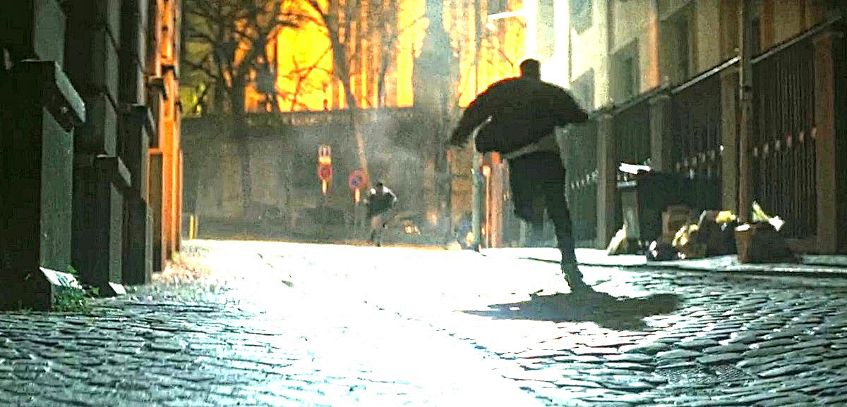 Когда отмазка чернокожего парня, что он "просто так, прохожий", не сработала, и пришлось уже не просто так драпать. 