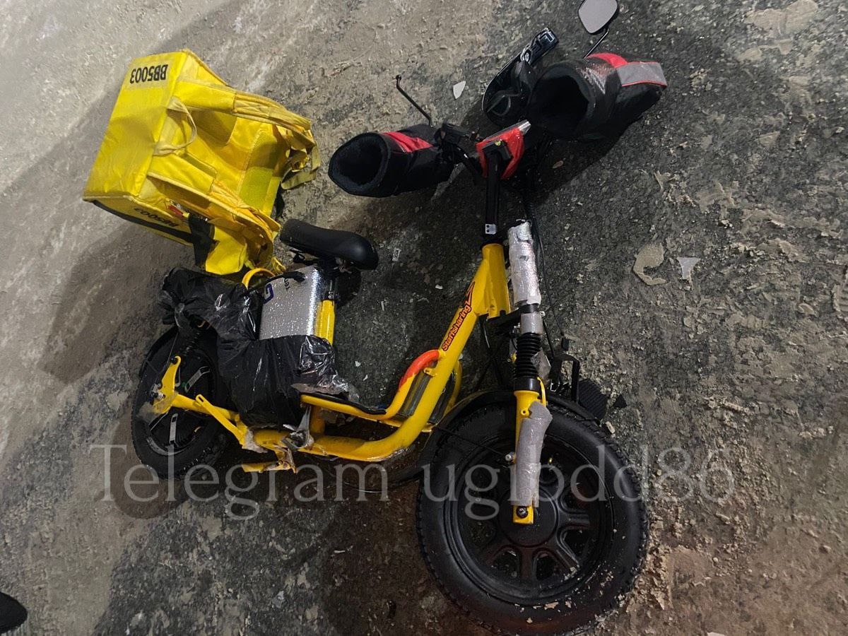    В Сургуте курьер на мопеде попал под колеса автомобиля